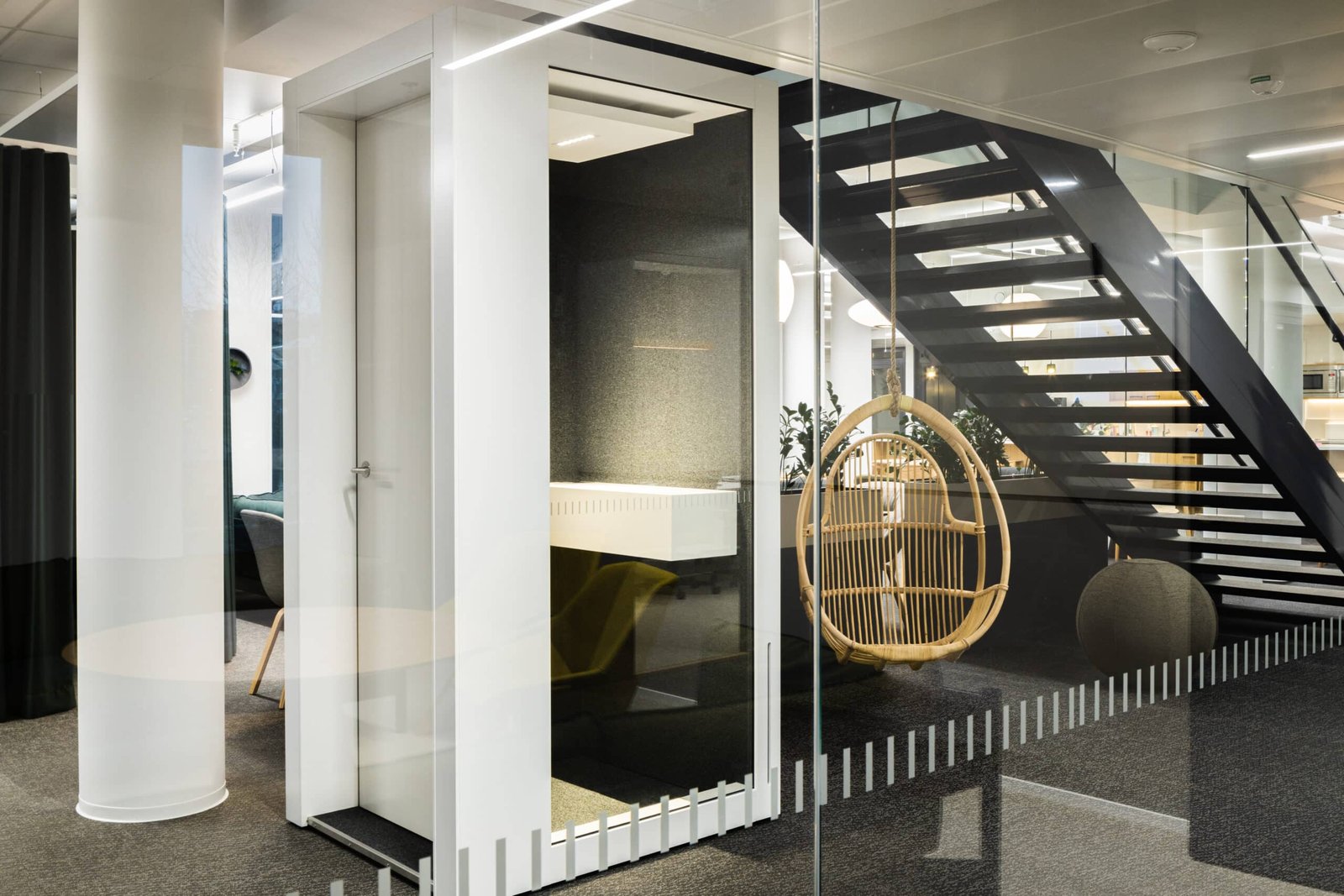 POD PHONE phone booths are available on all floors of the office.