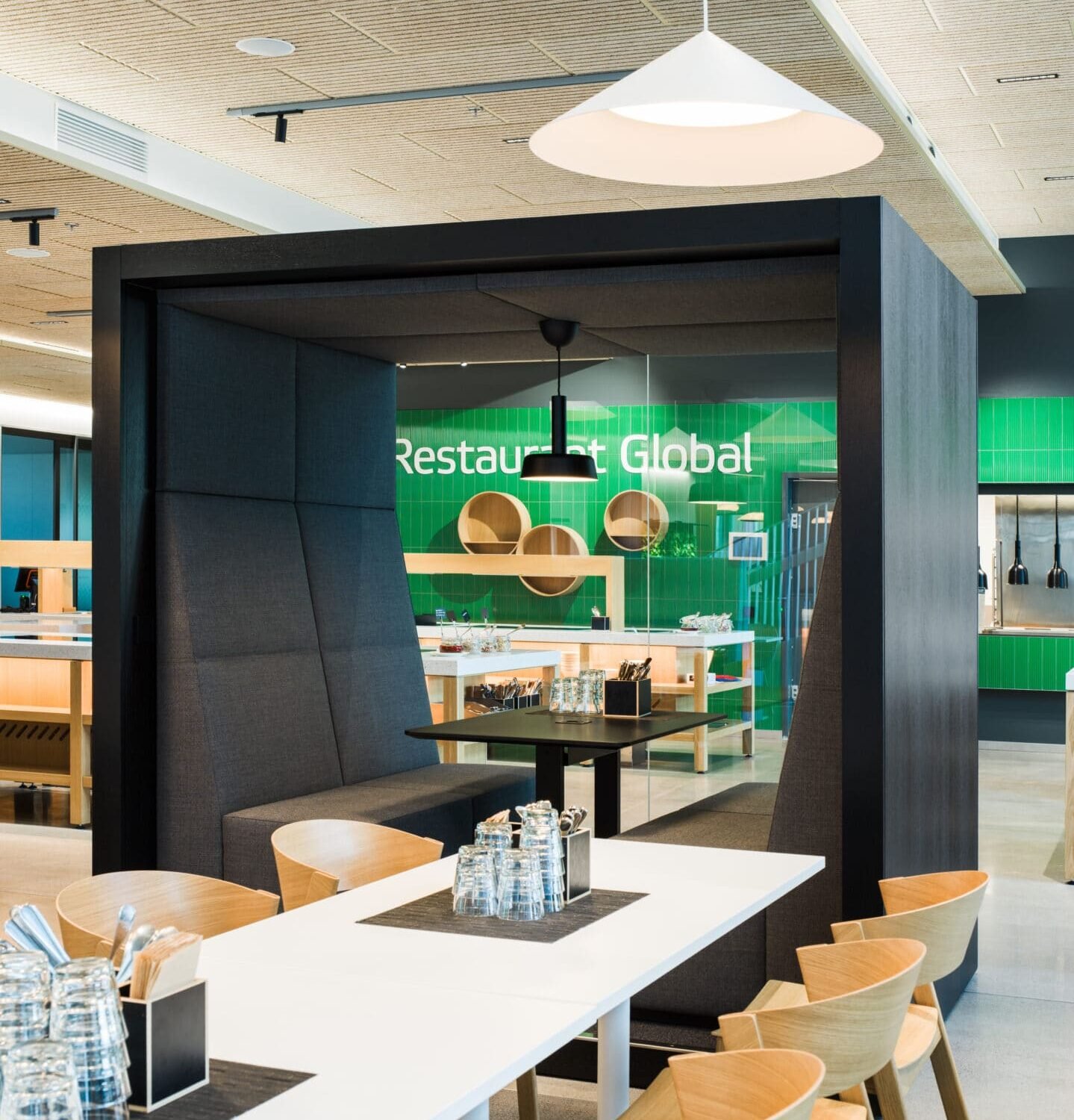 Valmetin monitilatoimisto Tikkurilassa sai INTO Conceptin kalusteet